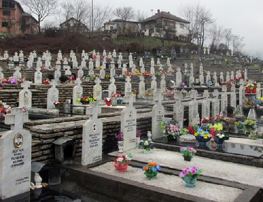 Шмит је прошао више пута поред братуначког гробља, које га је опомињало да су ту сахрањене невине српске жртве, али, ипак, није изразио жељу да стане испред Крста у Братунцу