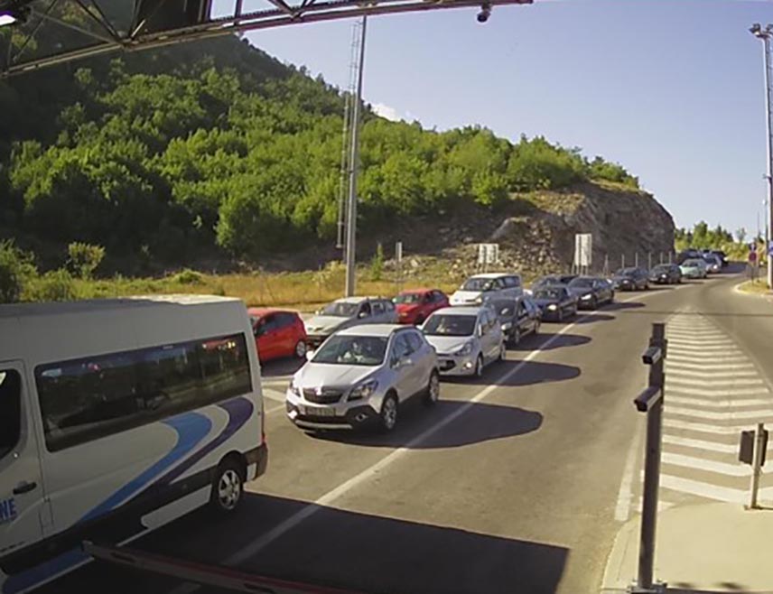 БАЊАЛУКА, 1. ОКTОБРА /СРНА/ - На граничним прелазима Градишка, Доња Градина и Велика Кладуша појачана је фреквениција возила на излазу из БиХ, саопштено је из Ауто-мото савеза /АМС/ Републике Српске.