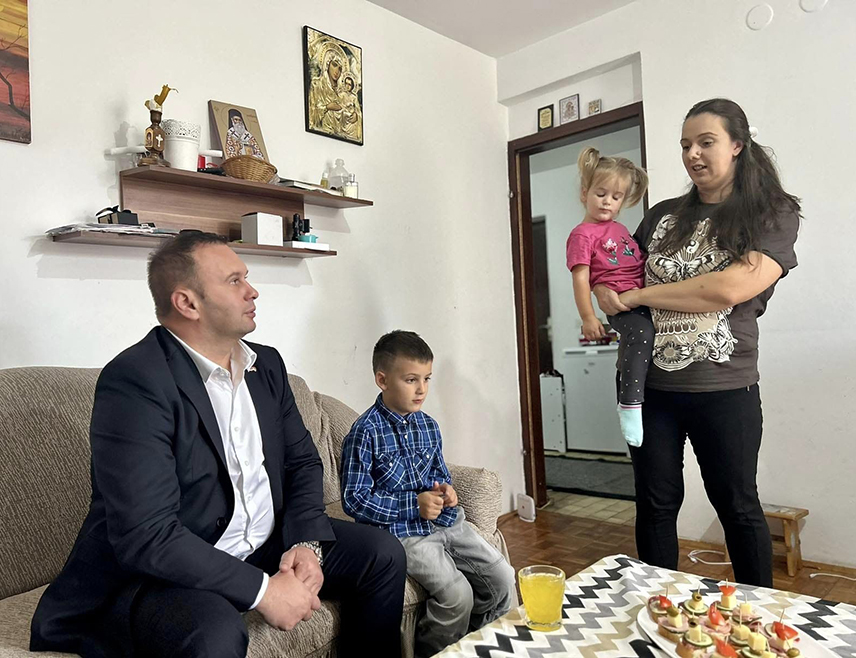 ИСТОЧНО САРАЈЕВО, 11. ОКТОБРА /СРНА/ - Градоначелник Источног Сарајева Љубиша Ћосић данас је, поводом Недјеље дјетета, у шест градских општина посјетио по једну вишечлану породицу, које имају укупно 27 дјеце.