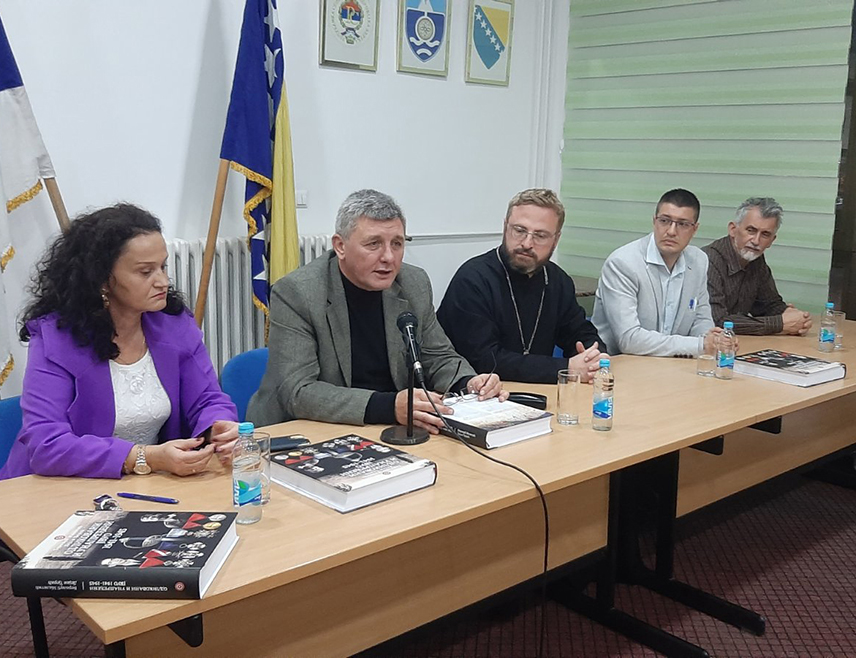 ФОЧА, 22. ОКТОБРА /СРНА/ - Након судске, потребно је извршити и историјску рехабилитацију антифашистичког покрета отпора ђенерала Драже Михаиловића, јер само објективне и прецизне историјске чињенице могу бити путоказ моралног и духовног напретка српског народа, поручено је у Фочи са промоције књиге о југословенској војсци у отаџбини.