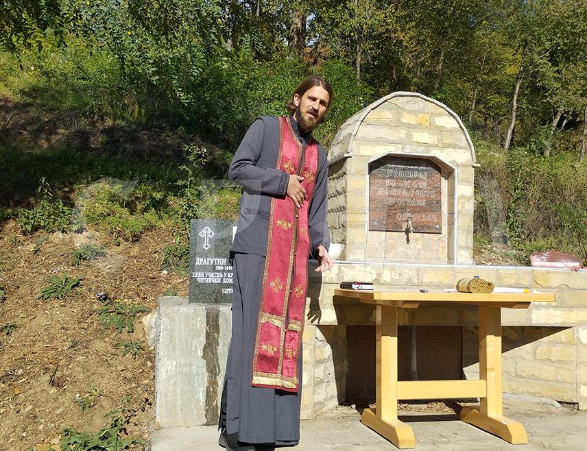 СРЕБРЕНИЦА, 23. ОКТОБРА /СРНА/ - У сребреничком селу Крњићи данас је откривена и освештана спомен-плоча Драгутину Тошићу, првом учитељу и четничком команданту на подручју Осата у сребреничкој општини.