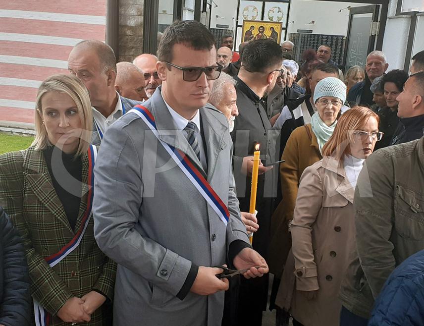 ИСТОЧНА ИЛИЏА, 8. НОВЕМБРА /СРНА/ - Начелник општине Источна Илиџа Маринко Божовић, у својству кума данас освештане Спомен-цркве Светог великомученика Димитрија, у којој су уписана имена 2.793 борца из Сарајевско-романијске регије погинула у Одбрамбено-отаџбинском рату, поручио је да је од данас Свети Димитрије, уз Светог Василија Острошког, заштитник Вељина, Источне Илиџе и Источног /Српског/ Сарајева.