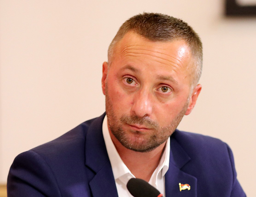 САРАЈЕВО, 18. НОВЕМБРА /СРНА/ - Политички представници Републике Српске залажу се искључиво за поштовање слова Дејтонског мировног споразума, за разлику од оних који се позивају на неки "дух Дејтона", а уствари крше тај споразум на штету Српске, али и БиХ, изјавио је Срни посланик СНСД-а у Представничком дому Парламентарне скупштине БиХ Милорад Којић.