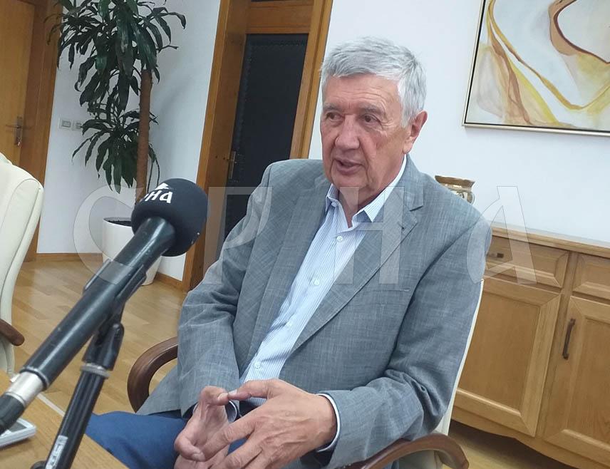 САРАЈЕВО, 20. НОВЕМБРА /СРНА/ - Замјеник предсједавајућег Представничког дома Парламентарне скупштине БиХ Небојша Радмановић рекао је Срни да је Дејтонски споразум током 28 година постојања кршен, а да је кулминација сада када у БиХ дјелује човјек који није изабран за високог представника у Савјету безбједности, што је предвиђено овим међународним докуметном.