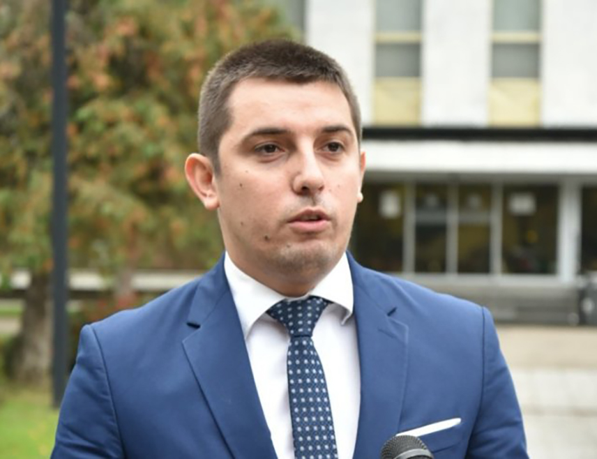БАЊАЛУКА, 20. НОВЕМБАР /СРНА/ - Члан Главног одбора СНСД-а Денис Шулић рекао је Срни да Република Српска није непријатељ БиХ, већ само брани оно што припада њој и њеним грађанима управо на темељу Дејтонског уговора.