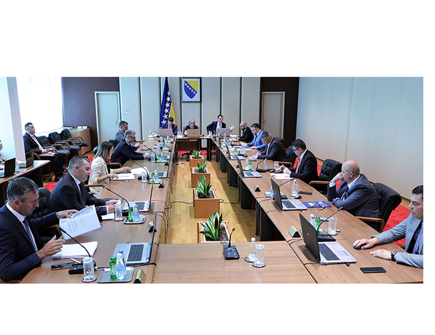 САРАЈЕВО, 20. НОВЕМБРА /СРНА/ - Савјет министара усвојио је на данашњој данас у Сарајеву извјештај о досадашњим активностима у вези са разграничењем између БиХ и Хрватске, које ће Министарство цивилних послова доставити Предсједништву БиХ.