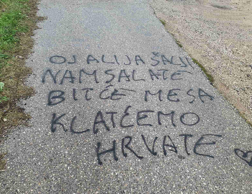 МОСTАР, 20. НОВЕМБРА /СРНА/ - Пријетећи и увредљиви графити против хрватскоог народа исписани су у дијелу мостарског приградског насеља Врапчићи гдје живе Хрвати, који су се у своје куће вратили након рата.