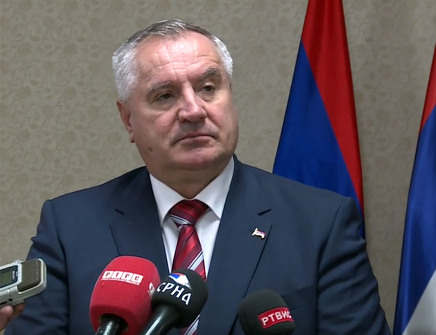ИСТОЧНО САРАЈЕВО, 20. НОВЕМБРА /СРНА/ - Слобода је за српски народ светиња, а нема слободе без Републике Српске, поручио је вечерас предсједник Владе Републике Српске Радован Вишковић приликом посјете Храму Светог Василија Острошког у Источној Илиџи и Спомен-цркви у којој су уписана имена 2.793 борца која су дала животе за Српску.