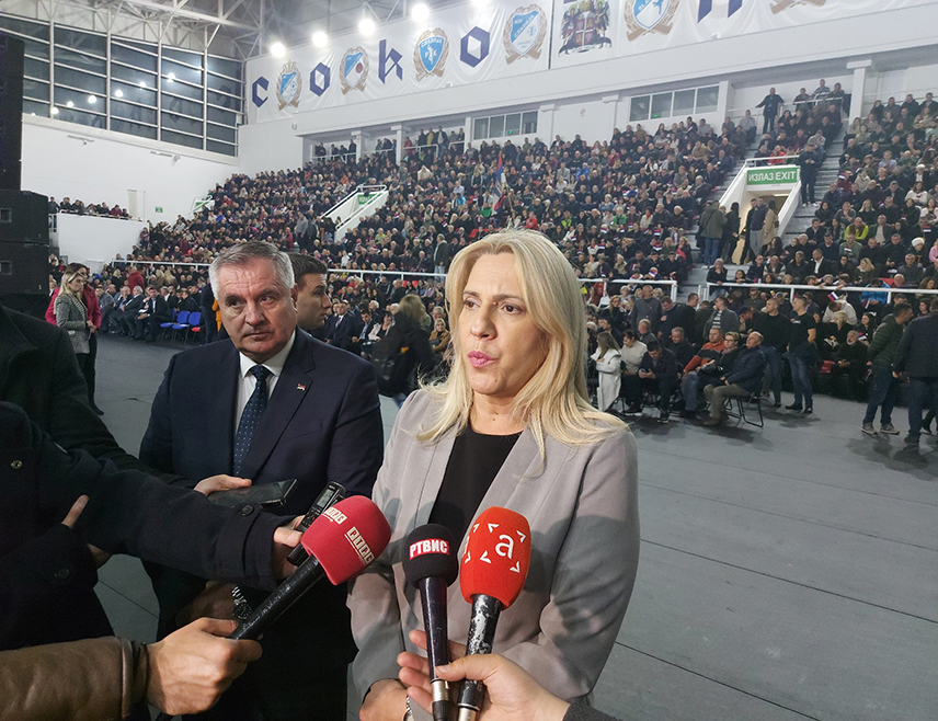 ИСТОЧНО САРАЈЕВО, 20. НОВЕМБРА /СРНА/ - Српски члан Предсједништва БиХ Жељка Цвијановић изјавила је да би било добро да је Дејтонски мировни споразум добио шансу да живи у пуном капацитету, како је и написан, јер би то значило да је БиХ уређено друштво које може изградити унутрашњи дијалог, али је, нажалост, у претходном периоду прошао различите модификације и БиХ је стално у кризи управо због насртаја на тај споразум.