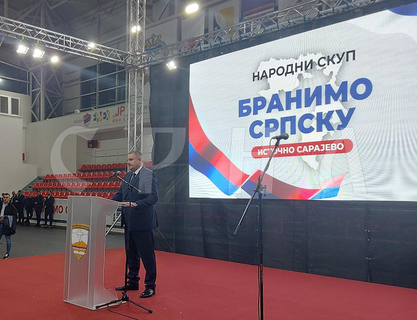 ИСТОЧНО САРАЈЕВО, 20. НОВЕМБРА /СРНА/ - Предсједник Владе Републике Српске Радован Вишковић рекао је да окупљени на вечерашњем скупу "Бранимо Српску" у Источном Сарајеву шаљу јасну поруку да предсједнику Српске Милораду Додику није мјесто у монтираном процесу и захтијевају од њега да се не појављује на суду да га не би понижавали.