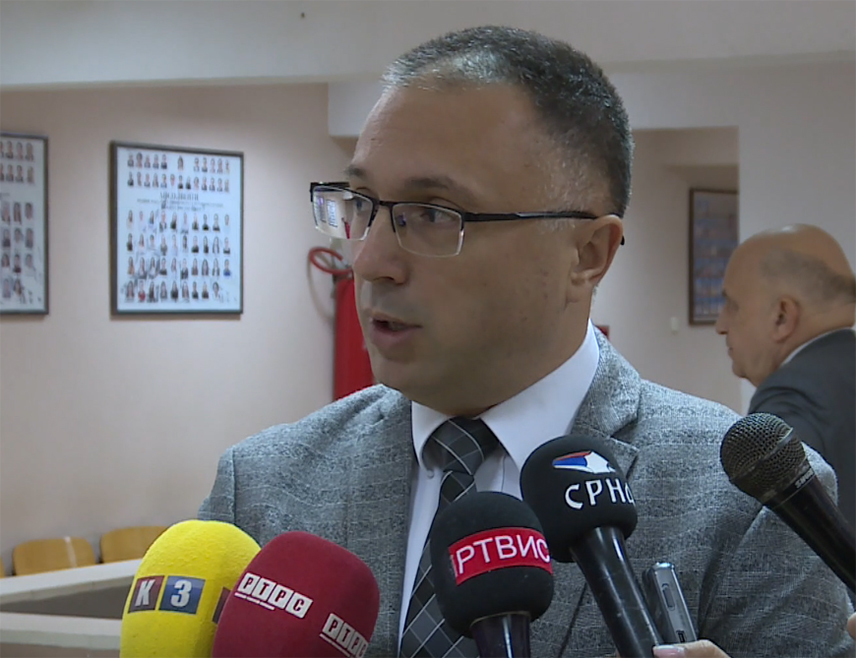 ИСТОЧНО САРАЈЕВО, 21. НОВЕМБРА /СРНА/ - Професор Правног факултета Универзитета у Источном Сарајеву Димитрије Ћеранић изјавио је Срни да је оно што је пружено Дејтонским мировним споразумом једини гарант опстанка српског народа у БиХ и истакао да је битно да представници Републике Српске издрже све притиске и не дозволе насилну промјену овог документа.