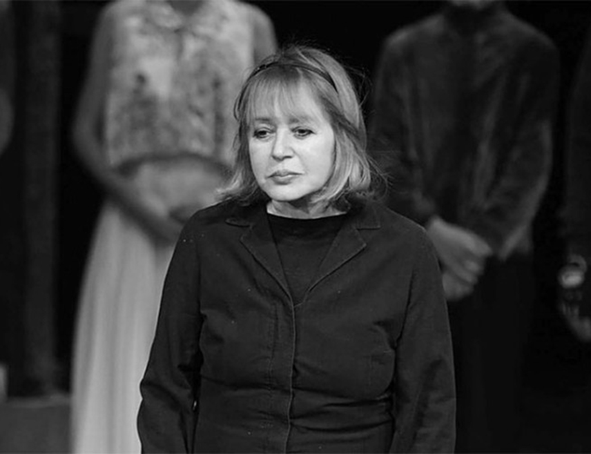 БЕОГРАД, 6. ДЕЦЕМБРА /СРНА/ - Српска глумица Јелена Чворовић Пауновић преминула је у 75. години, а публика ће је памтити по веома специфичном храпавом гласу и цитатима из легендарних серија "Породично благо" и "Срећни људи", које се и данас емитију на РTС-у.