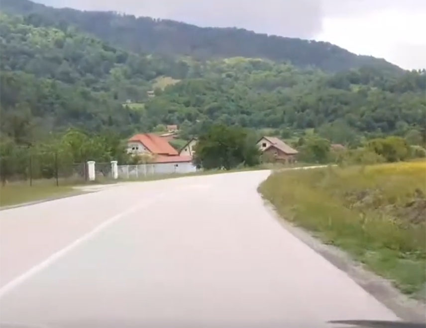 ДОБОЈ, 7. ДЕЦЕМБРА /СРНА/ - Српска повратница у Стошници код Возуће у Федерацији БиХ Љепосава Петковић /77/ претучена је у породичној кући након што су јој два лица сјекиром провалила у кућу и пријетили да ће је убити.