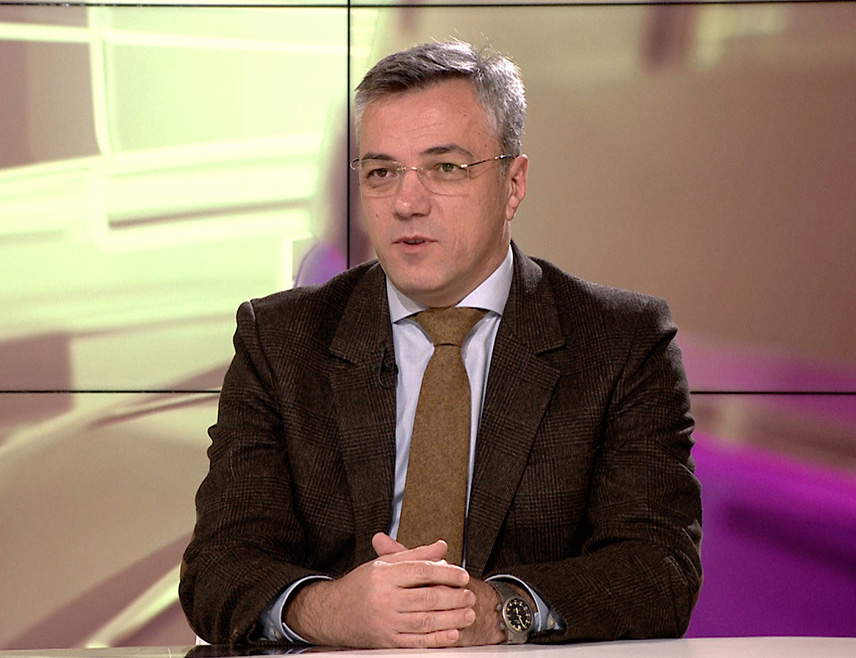 САРАЈЕВО, 7. ДЕЦЕМБРА /СРНА/ - Правник Огњен Тадић изјавио је да је суђење предсједнику Републике Српске Милораду Додику и вршиоцу дужности директора "Службеног гласника" Милошу Лукићу крајње опасан преседан који удара у темеље начела суверености земаља и да такав став заступа стручна и научна јавност у региону.