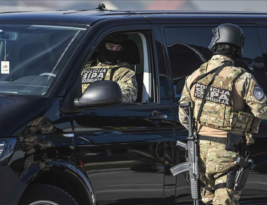 ИСТОЧНО САРАЈЕВО, 8. ДЕЦЕМБРА /СРНА/ - На подручју Доњег Свилаја у општини Оџак, у непосредној близини границе са Хрватском, у зони граничног појаса затечен је већи број лица из мигрантске популације у два импровизована кампа, у којима је откривена и одређена количина ватреног оружја и муниције, саопштено је из Агенције за истраге и заштиту БиХ /Сипа/.