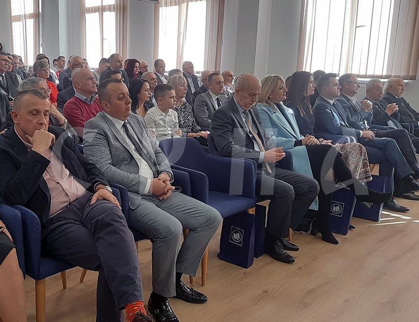 ФОЧА, 8. ДЕЦЕМБРА /СРНА/ - Промоцијом монографије и додјелом признања заслужним професорима, Кадетра за хирургију Медицинског факултета у Фочи обиљежила је данас три деценије постојања и успјешног рада.