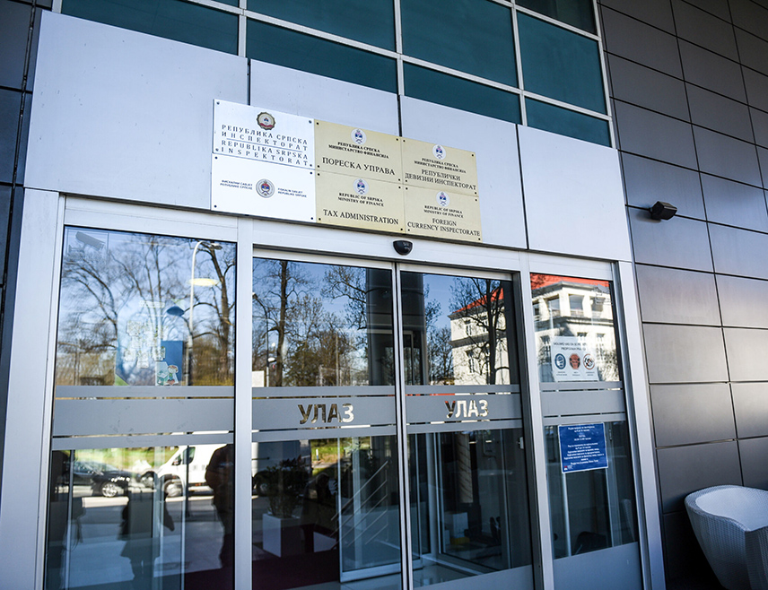 БАЊАЛУКА, 15. ДЕЦЕМБРА /СРНА/ - Пореска управа Републике Српске позвала је пореске обвезнике који остварују право на поврат пореза по основу плаћених камата на стамбени кредит, да најкасније до 31. децембра поднесу Захтјев за издавање пореске картице – Образац 1001 за наредну годину и тако стекну право на поврат пореза за наредну годину.