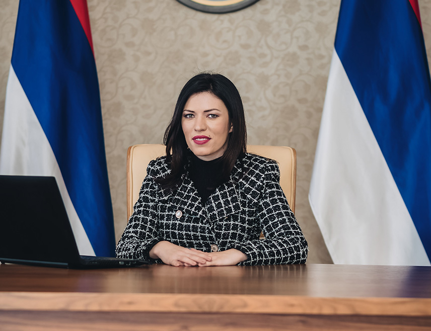 САРАЈЕВО, 26. ДЕЦЕМБРА /СРНА/ - Шеф Клуба посланика СНСД-а у Представничкком дому Парламентарне скупштине БиХ Сања Вулић изјавила је Срни да политичко Сарајево не вјерује да ће им Кристијан Шмит главе доћи, а посљедњи поступак предсједника Владе ФБиХ Нермина Никшића управо на то указује.