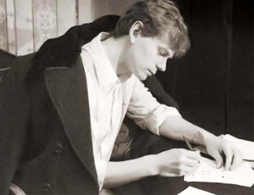 МОСКВА, 27. ДЕЦЕМБРА /СРНА/ - Сергеј Александрович Јесењин /1895-1925/, један од напопуларнијих и најпознатијих руских лирских пјесника 20. вијека, боем и скандал мајстор, убио се 28. децембра 1925. године.