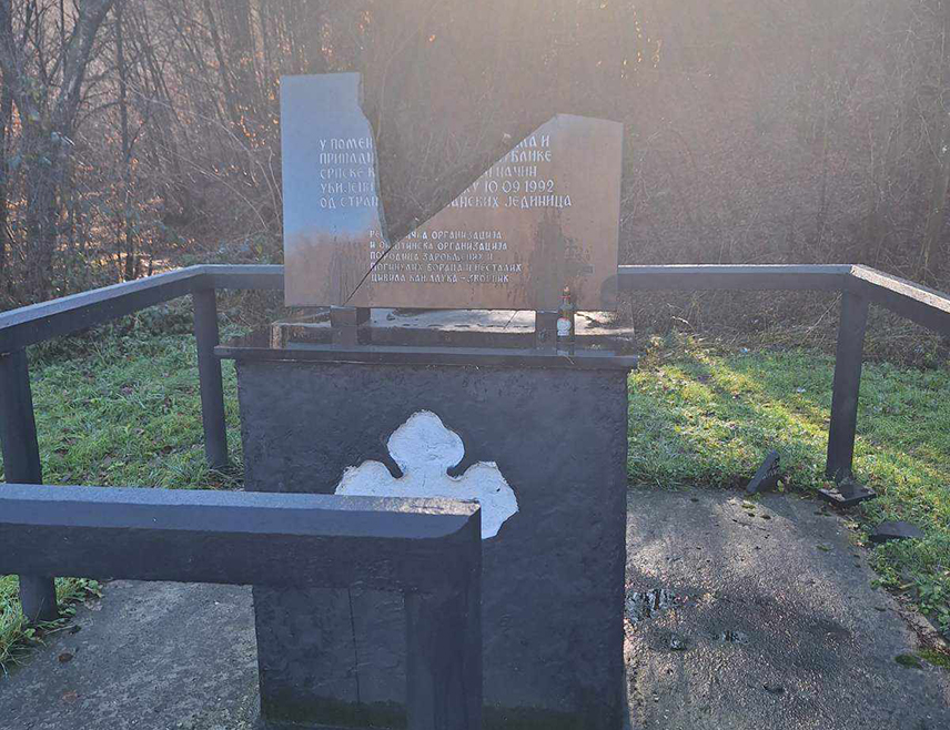 ZVORNIK, JANUARY 2 /SRNA/ - On Crni vrh near Zvornik, unknown persons broke the memorial plaque that was placed at the place of suffering and memory of 11 members of the Republika Srpska Army, Police and civilians who were killed by Muslims from Srebrenica in an ambush on September 10 in 1992.