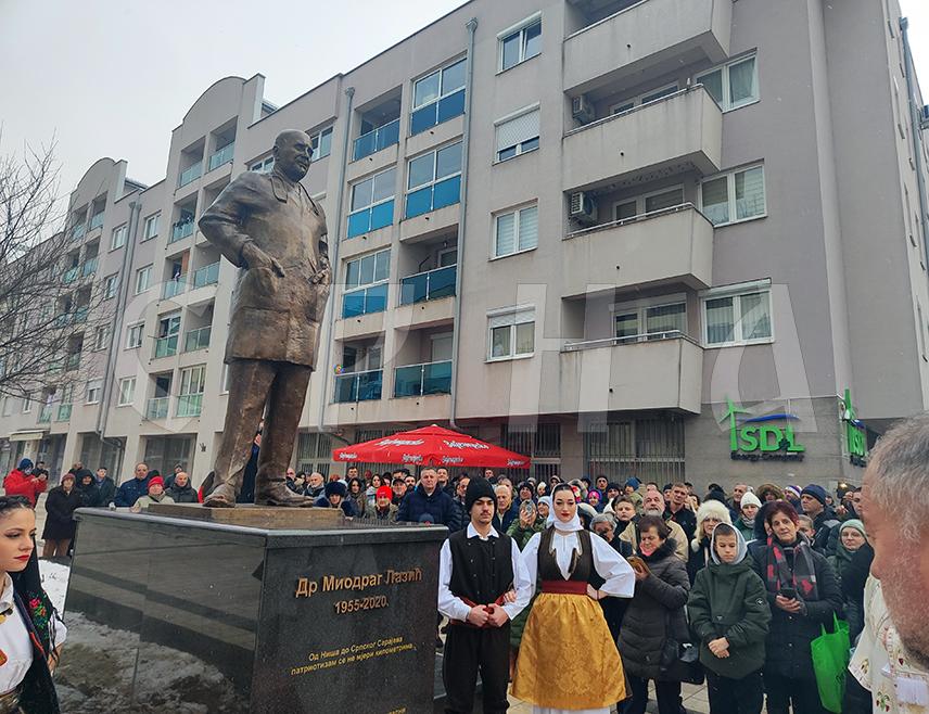 ИСТОЧНА ИЛИЏА, 9. ЈАНУАРА /СРНА/ - У Источној Илиџи данас је, поводом Дана Републике - 9. јануара, откривен споменик доктору Миодрагу Лазићу, који је радећи као хирург у ратној болници "Жица" у Блажују оставио неизбрисив траг у цијелој Републици Српској.