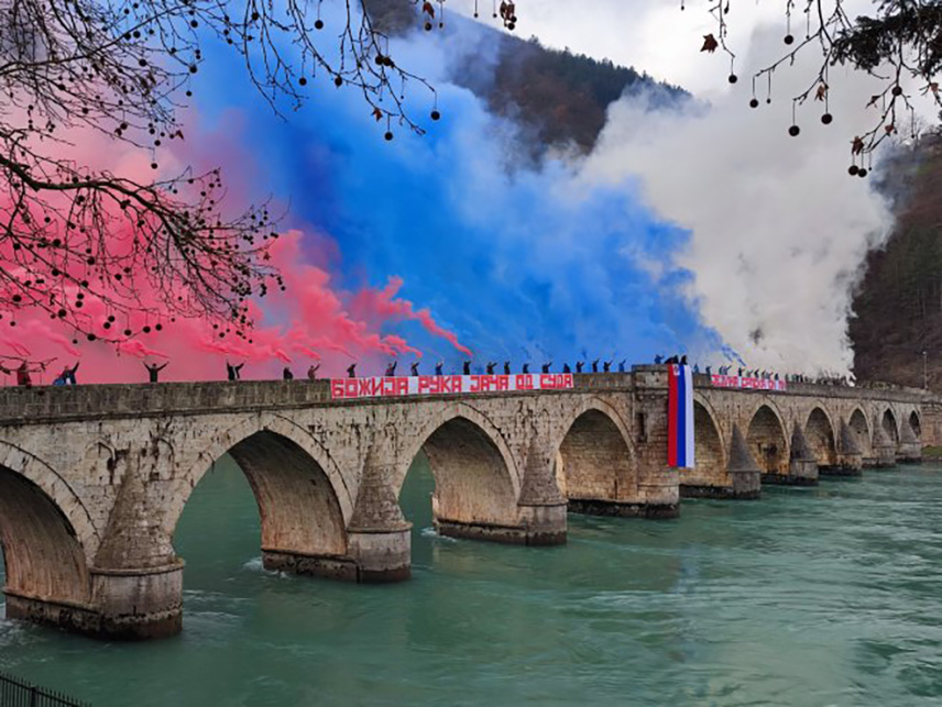 ВИШЕГРАД, 12. ЈАНУАРА /СРНА/ - Вишеград је мјесто мира и толеранције, у којем се прихватају, уважавају и поштују различитости, а не шири мржња и призива рат како то раде Бакира Хасечић и њено удружење, наводи се у саопштењу Вишеграђани који су стали у заштиту својих суграђана против којих је Удружење "Жена-жртва рата" поднијело кривичну пријаву Tужилаштву БиХ, јер је група навијача Црвене звезде из Вишеграда 8. јануара организовала бакљаду у част Дана Републике Српске.