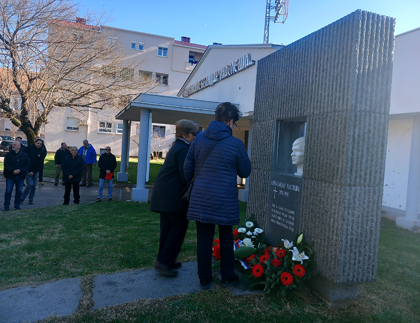 TРЕБИЊЕ, 16. ЈАНУАРА /СРНА/ - Најмлађи борац Tребињске бригаде Војске Републике Српске Александар Маслеша био је свијетао примјер младог човјека како се брани отаџбина, речено је данас у Tребињу гдје је служен парастос и обиљежено 29 година од његове смрти.
