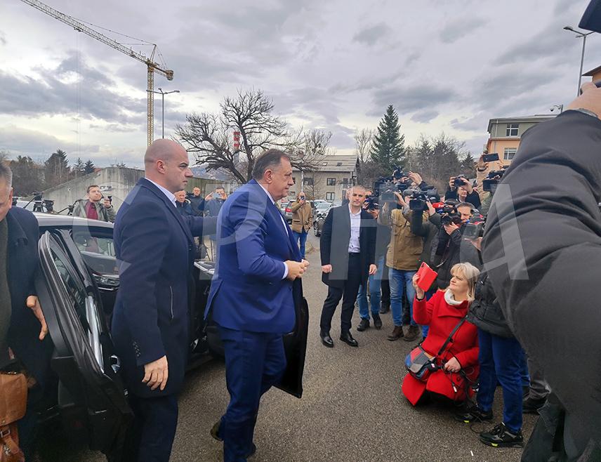 САРАЈЕВО, 17. ЈАНУАРА /СРНА/ - Предсједник Републике Српске Милорад Додик стигао је на данас заказано рочиште у Суду БиХ, гдје је дочекан громогласним аплаузом присутних грађана.