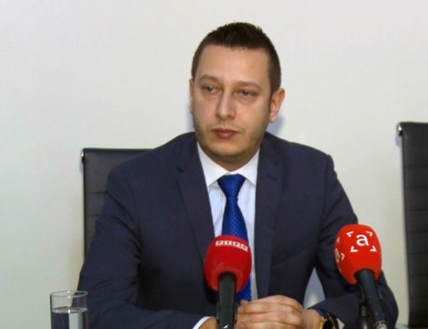 САРАЈЕВО, 18. ЈАНУАРА /СРНА/ - Замјеник министра одбране у Савјету министара Александар Гогановић рекао је да га јучерашњи инцидент није уплашио и да остаје у Сарајеву да обавља задатаке предвиђене законом о одбрани да би очувао и развијао мултиетничке Оружане снаге БиХ, а у политичком смислу да штити интересе Републике Српске.