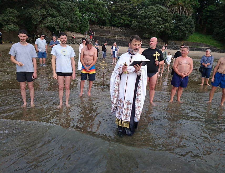 ОКЛАНД, 19. ЈАНУАРА /СРНА/ - Срби у Окланду на Новом Зеланду су, вјероватно, данас први на свијету пливали за Часни крст.
