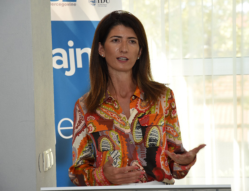 САРАЈЕВО, 29. ЈАНУАРА /СРНА/ - Хрватска демократска заједница /ХДЗ/ БиХ сматра да због тренутних политичких односа у БиХ није реално да буде постигнут договор о измјенама Устава БиХ, те да треба ријешити питања која оптерећују БиХ када је ријеч о Изборном закону БиХ, рекла је Срни потпредсједник ХДЗ-а Даријана Филиповић.