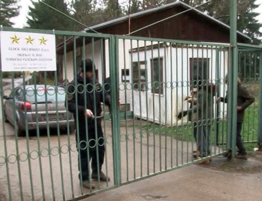 САРАЈЕВО, 8. ФЕБРУАРА /СРНА/ - Припадници Министарства унутрашњих послова /МУП/ Кантона Сарајево током ноћи су спровели акцију "Блажуј три", извршили претрес привременог прихватног центра "Блажуј" у општини Илиџа и ухапсили лице из Алжира због сумње да је починило кривично дјело посједовање и омогућавање уживања дрога.