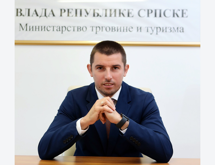 БАЊАЛУКА, 10. ФЕБРУАРА /СРНА/ - Министарство трговине и туризма Републике Српске припрема уредбе којима ће настојати да регулише цијене основних животних намирница, прије свега, ограничи маржу основног хљеба, изјавио је Срни ресорни министар Денис Шулић.