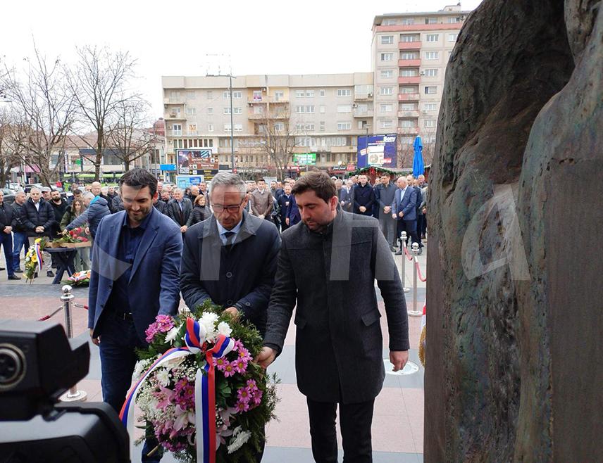 БИЈЕЉИНА, 12. ФЕБРУАРА /СРНА/ - Градска Борачка организација Бијељина обиљежила је данас крсну славу Света три јерарха одавањем почасти погинулим борцима Војске Републике Српске испред централног споменика браниоцима и са поруком да је идеал слободе српског народа вјечан, као и Република Српска.
