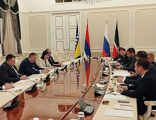 САРАЈЕВО, 21. ФЕБРУАРА /СРНА/ - Предсједник руске републике Татарстан Рустам Миниханов истакао је у разговору са предсједником Републике Српске Милорадом Додиком да веома цијени досљедан став Српске о питањима сарадње са Руском Федерацијом.