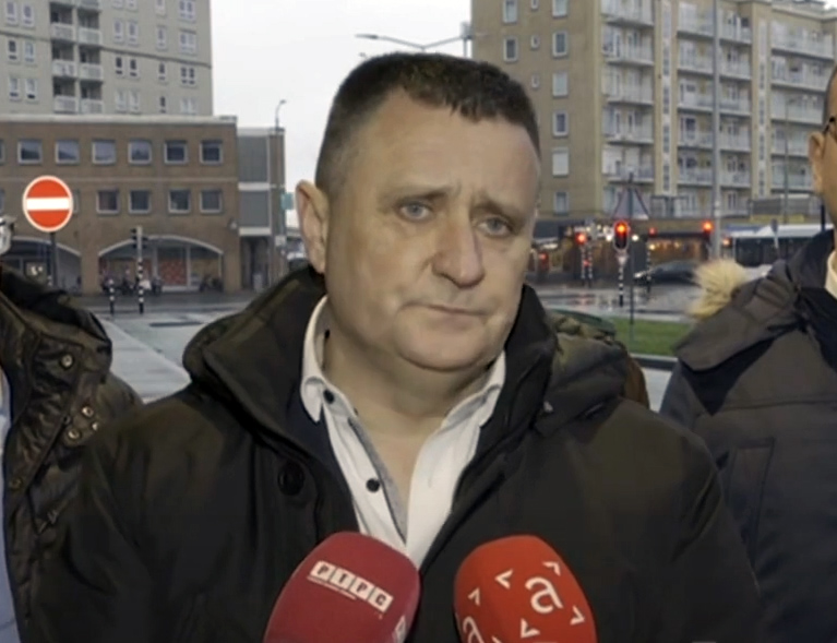 ХАГ, 21. ФЕБРУАРА /СРНА/ - Код генерала Ратка Младића доминирају кардиолошке и неуролошке тегобе, изјавио је директор Универзитетског клиничког центра Републике Српске Владо Ђајић, након што је тим овог центра у притворској јединици у Схевенингену разговарао са генералом о његовим здравственим тегобама, прегледао медицинску документацију, док ће детаљан преглед бити обављен сутра.
