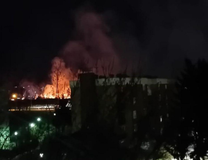 САРАЈЕВО, 2. МАРТА /СРНА/ - У близини Међународног аеродрома Сарајево у насељу Добриња вечерас је избио пожар који су ватрогасци успјели да локализују и у којем није било повријеђених, потврђено је у кантоналној Професионалној ватрогасној бригади.