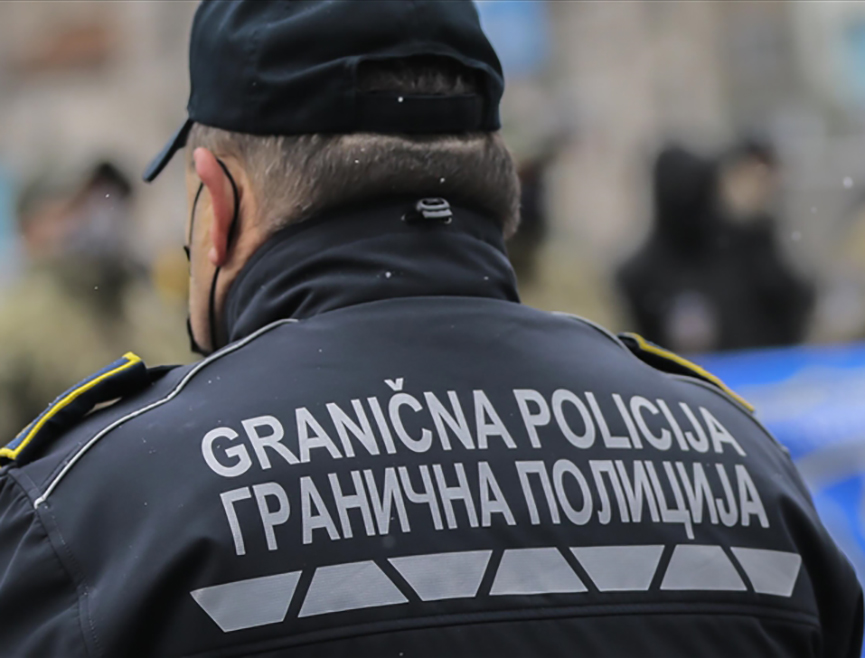БИЈЕЉИНА, 3. МАРТА /СРНА/ - Саобраћај је обустављен на граничним прелазима од Изачића до Брчког, због пада система у Хрватској, саопштено је из Ауто-мото савеза Републике Српске.