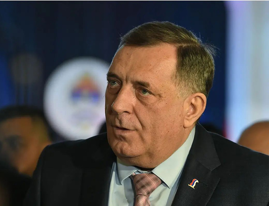 ВИШЕГРАД, 6. АПРИЛА /СРНА/ - Предсједник Републике Српске Милорад Додик рекао је да ће историчари и еминентни научни радници дати праву дефиницију за Сребреницу, као и одговор да ли је то пројекат некадашњег предсједника Америке Била Клинтона и некадашњег бошњачког лидера у БиХ Алије Изетбеговића, а да је на Србима да не насједају на провокације.