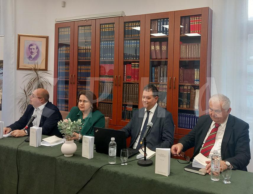 ТРЕБИЊЕ, 6. АПРИЛА /СРНА/ - Зборник 20 радова "Поезија и поетичка начела Лазе Костића", представљених на прошлогодишњем научном скупу у Требињу, промовисан је вечерас у требињској Народној библиотеци у оквиру манифестације "Дучићев дан".