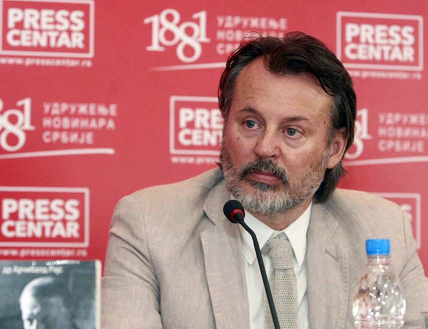 БЕОГРАД, 8. АПРИЛА /СРНА/ - Историчар Миле Бјелајац указао је на настојања да се грађанима и историчарима заувијек прелијепи фластер преко уста по питању дешавања у Сребреници јула 1995. године, те истакао да се намјерно прикривају свједочанстава и извори који би бацили друго свјетло на доминанти политички и глобални медијски наратив из деведесетих година прошлог вијека.