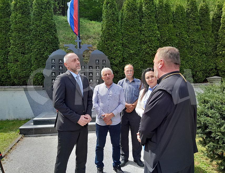 ЈЕЗЕРО, 15. АПРИЛА /СРНА/ - Министар рада и борачко-инвалидске заштите Републике Српске Данијел Егић изјавио је да је данас на састанку са начелником општине Језеро Снежаном Ружичић разговарао, између осталог, о реконструкцији Војничког спомен-гробља Натпоље у Шипову, за шта је направљен план за санацију у наредном периоду.
