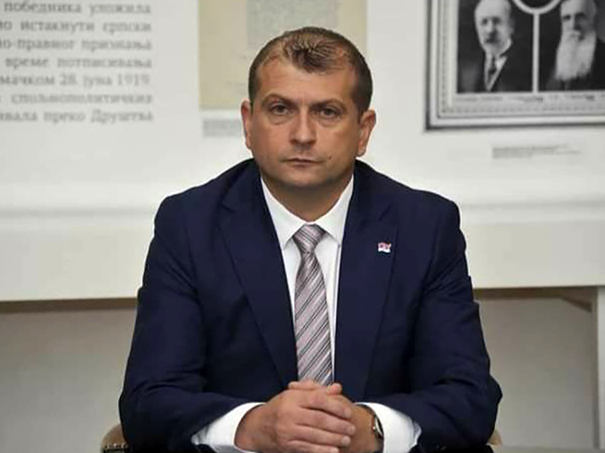 ОЏАК, 16. АПРИЛА /СРНА/ - Предложена резолуција о Сребреници у Генералној скупштини УН је осмишљено поновно копање зараслих рана с циљем држања српског народа у потлаченом положају, а овом намјером појединих европских и свјетских званичника додатно је угрожен и опстанак Срба у ФБиХ, рекао је Срни предсједник Српског грађанског удружења "Посавина" из Оџака Дамир Иветић.