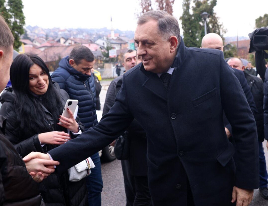 БАЊАЛУКА, 17. АПРИЛА /СРНА/ - Пред Судом БиХ данас ће бити настављено суђење предсједнику Републике Српске Милораду Додику и вршиоцу дужности директора "Службеног гласника Српске" Милошу Лукићу за непоштовање одлука Кристијана Шмита.