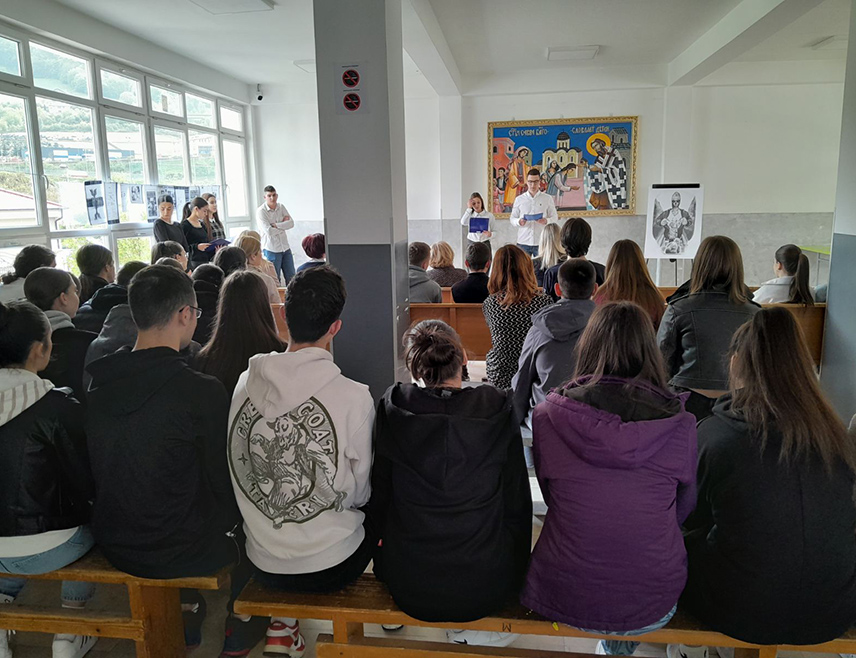 МРКОЊИЋ ГРАД, 25. АПРИЛА /СРНА/ - У Гимназији у Мркоњић Граду данас је организована манифестација "Дан сјећања" посвећена невино страдалим жртвама у концентрационом логору Јасеновац, чији је циљ да се ова трагедија никада не заборави и никада и нигдје не понови.
