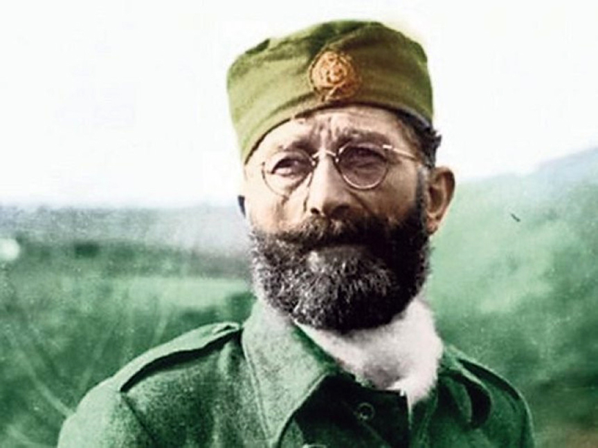 БИЈЕЉИНА, 26. АПРИЛА /СРНА/ - Драгољуб Дража Михаиловић /1893-1945/, командант Југословенске војске у отаџбини /четнички покрет/ и један од најпознатијих герилаца у Другом свјетском рату, рођен је 27. априла 1893. године.