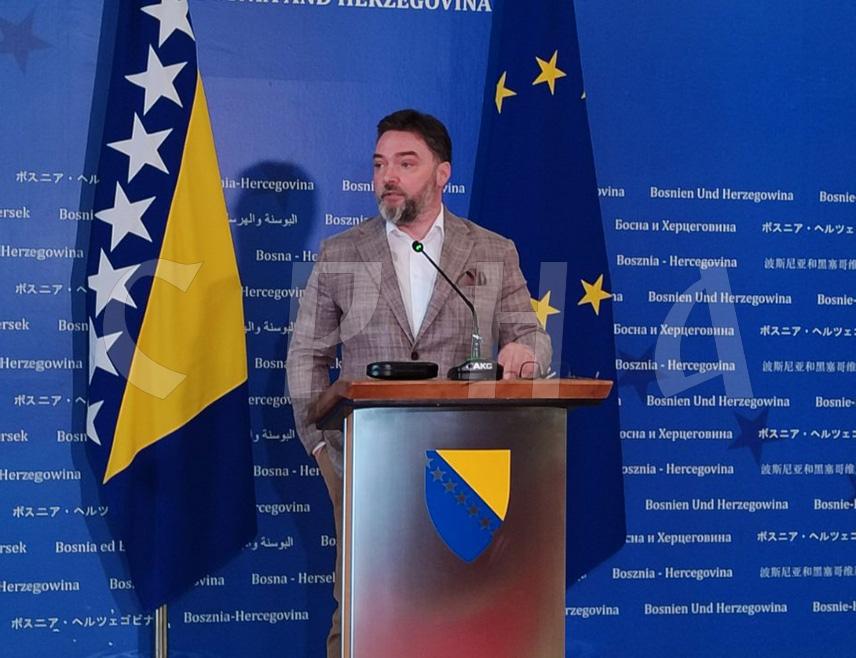 САРАЈЕВО, 7. МАЈА /СРНА/ - Замјеник предсједавајуће Савјета министара Сташа Кошарац истакао је да је видљиво да бошњачка структура примарно жели да имплементира смјернице међународног фактора у БиХ, као и да се покушава на сваки начин онемогућити домаћи договор и трасирати пут изборног процеса на ставовима Кристијана Шмита и представника међународне заједнице.