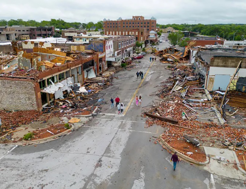 ОСТИН, 26. МАЈА /СРНА/ - Најмање 11 људи погинуло је у снажним олујама праћеним торнадом широм Тексаса, Оклахоме и Арканзаса, саопштили су амерички званичници.