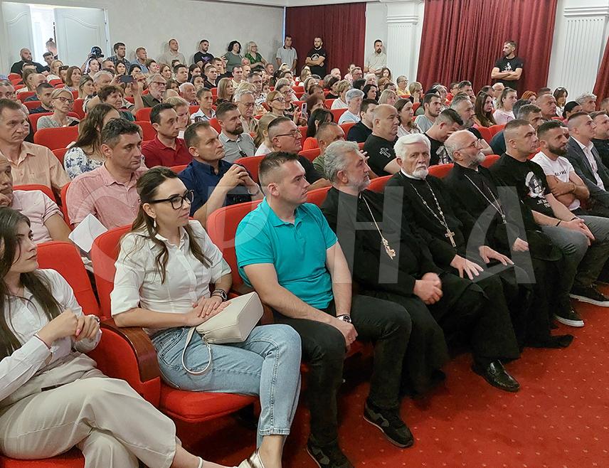 БРЧКО, 4. ЈУНА /СРНА/ - Tрадиционални "Видовдански дани" у Брчком отворени су вечерас пројекцијом филма "Звона Нотр Дама" аутора Александра Аврамова, који обрађује тему Косовског боја.