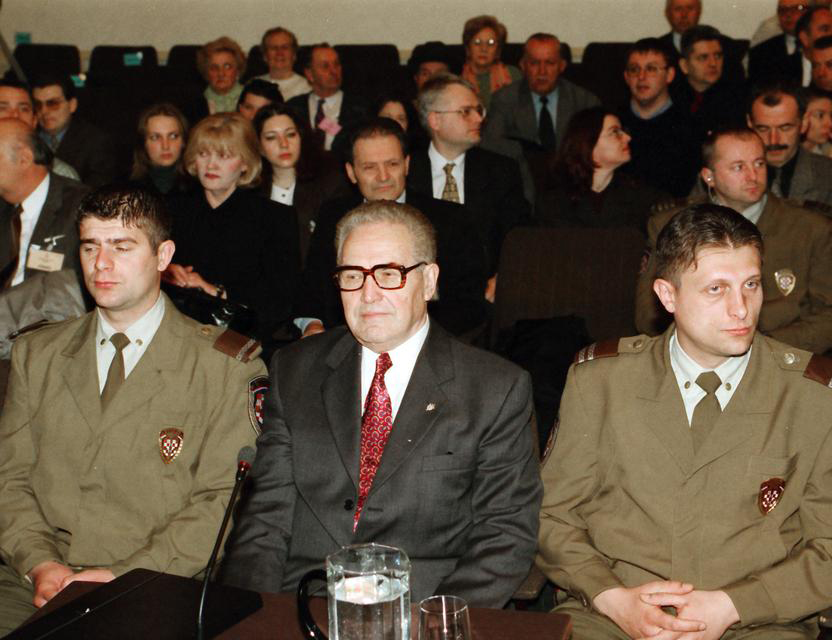 БИЈЕЉИНА, 17. ЈУНА /СРНА/ - Бивши командант хрватског концентрационог логора Јасеновац и ратни злочинац Динко Шакић /1921-2008/ изручен је из Аргентине на загребачки аеродром 18. јуна 1998. године, гдје су га хрватски правосудни органи службено ухапсили и спровели у истражни затвор.